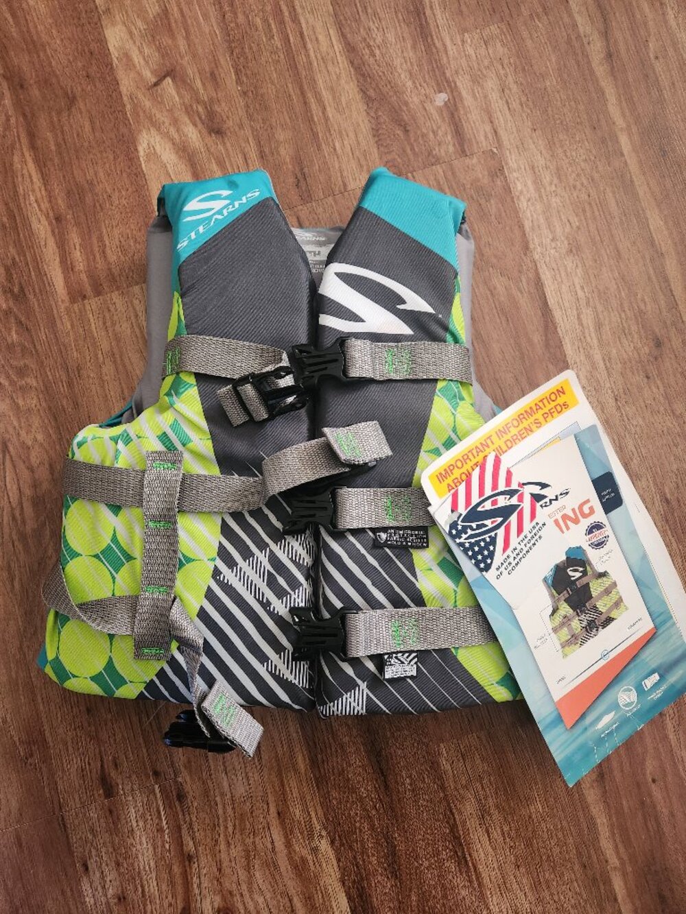 Stearns Youth Life Vest - green and black